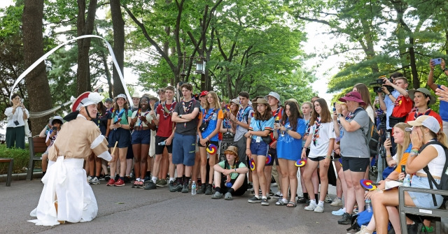 새만금 세계스카우트잼버리 대회에 참가한 영국 스카우트 대원들이 8일 서울 청와대에서 정동극장 예술단의 야외 공연을 관람하고 있다. 문화체육관광부 제공