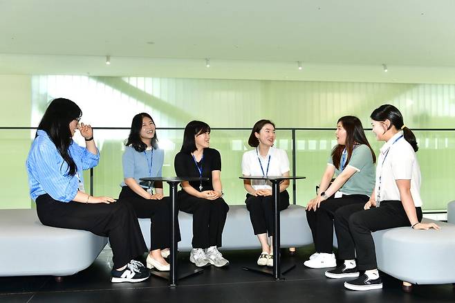 현대차 기술직 공채에 합격한 여성 신입 사원인 김은정, 류주영, 황재희, 최소란, 차은경, 여연 씨(왼쪽부터)가 이야기를 나누고 있다.  현대차