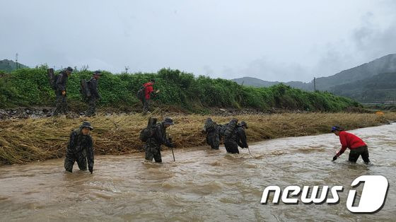 해병대 신속기동부대원들이 지난달 18일 경북 예천군 감천면 벌방리 하천에서 집중호우 피해 실종자를 수색하고 있다. (해병대1사단제공)/사진=뉴스1