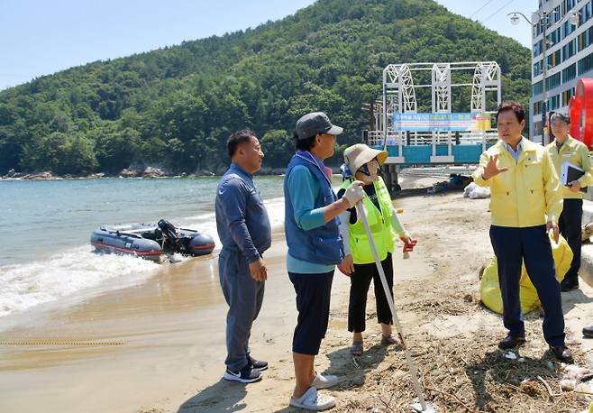 박완수 경남지사가 지난 7일 거제 덕포해수욕장 자연재해위험 개선지구 현장을 방문해 둘러보고 있다./사진=경남도 제공