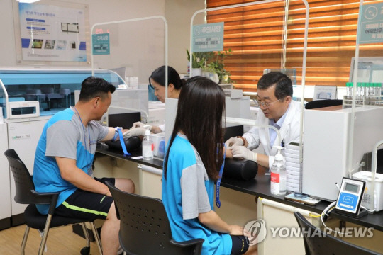 국방부 관계자가 지난 7월5일 서울 영등포구 서울지방병무청에서 병무정책 이해도 제고를 위해 진행된 병역판정검사 전 과정 체험에서 채혈하고 있다. 병무청 제공