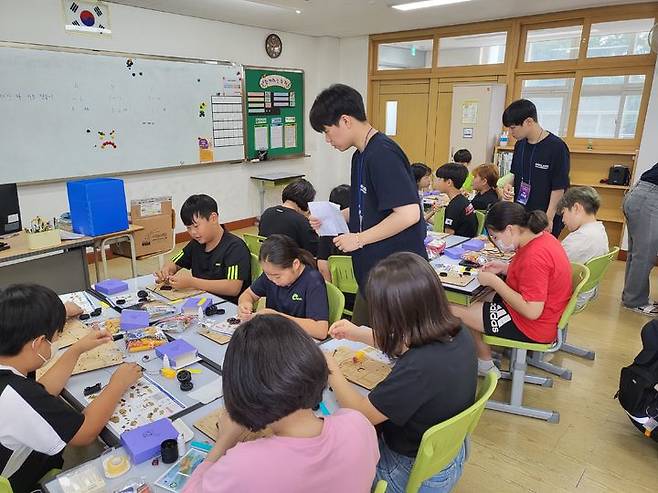 [인천=뉴시스] 인하랑 학생들이 김포시 서암초등학교 어린이들과 함께 공학 키트 제작활동을 하고 있다. (사진=인하대학교 제공) *재판매 및 DB 금지