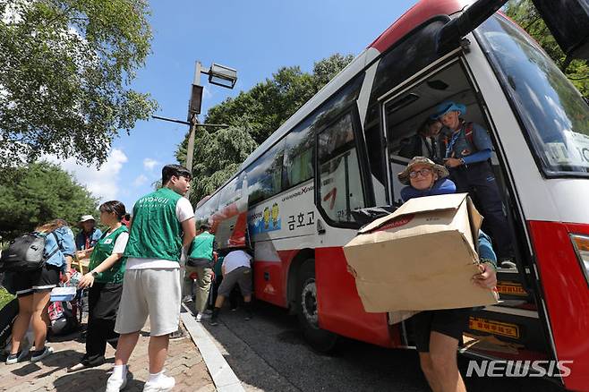 [용인=뉴시스] 김금보 기자 = 전북 새만금 야영지에서 철수한 세계스카우트잼버리 독일 대원들이 8일 오후 용인시 처인구 명지대학교 기숙사에 입소하기 위해 도착해 버스에서 내리고 있다. 2023.08.08. kgb@newsis.com