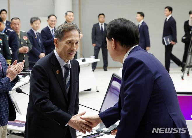 [서울=뉴시스] 홍효식 기자 = 윤석열 대통령이 8일 서울 용산 대통령실 청사에서 열린 국방혁신위원회 제2차 회의에 입장하며 김관진 국방혁신위 부위원장과 악수하고 있다. (대통령실통신사진기자단) 2023.08.08. yesphoto@newsis.com