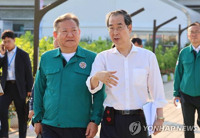 (부안=연합뉴스) 김주형 기자 = 한덕수 국무총리가 4일 전북 부안군 2023 새만금 세계스카우트잼버리 대회장을 방문, 이상민 행정안전부 장관과 대회장 내 프레스룸으로 이동하고 있다. 2023.8.4 kjhpress@yna.co.kr 연합뉴스