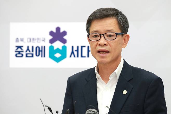 신형근 충청북도 행정국장이 8일 충북을 찾는 잼버리 참가자들의 지원 방안에 대해 설명하고 있다. 충청북도 제공