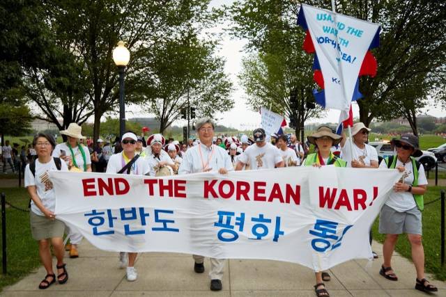 ▲7월 28일 워싱턴 D.C. 국회의사당 앞에서 링컨 기념관으로 향하는 한반도 평화 행진에서 플래카드를 든 폴 림. 자료제공 필자.