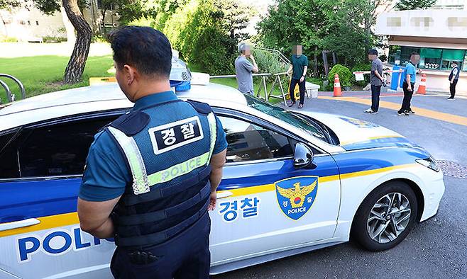 8일 흉악범죄 예고 글로 학교가 일시 폐쇄된 서울 시내의 한 고등학교에 경찰관이 배치돼 있다. 연합뉴스