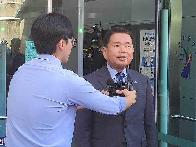 신경호 강원도교육감이 8일 춘천지법에서 열린 첫 재판에 출석한 뒤 취재진 질문에 답하고 있다. 