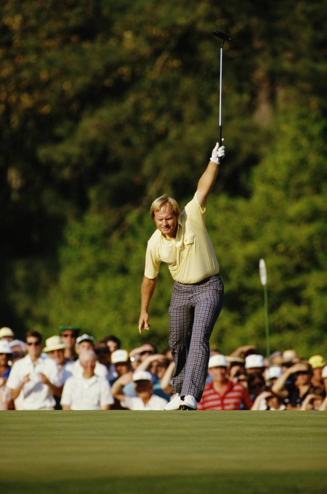 1986년 마스터스 최종 라운드 17번 홀에서 버디 퍼트를 성공한 뒤 퍼터를 들어올리며 기뻐하고 있는 잭 니클라우스. Getty Images