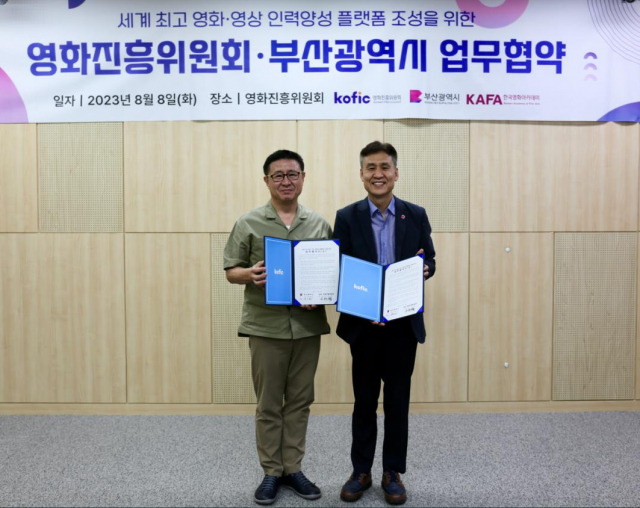 박기용(왼쪽) 영화진흥위원회 위원장과 김기환 부산시 문화체육국장이 협약을 맺고 영화·영상 인재 육성에 힘을 합치기로 했다. 사진제공=부산시