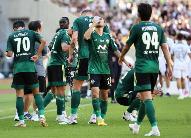 지난 3일 오후 부산아시아드주경기장에서 열린 '쿠팡플레이 시리즈 3차전’ 파리 생제르맹(PSG) 대 K리그1 전북 현대 경기에서 선수들이 쿨링 브레이크 시간을 맞아 물을 마시고 있다. 사진=연합뉴스