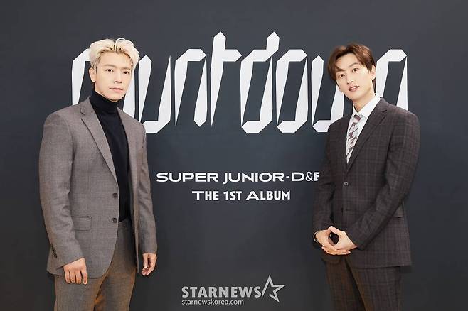 그룹 슈퍼주니어 D&E 동해, 은혁이 2일 오전 온라인으로 진행된 첫 번째 정규앨범 'COUNTDOWN'(카운트다운) 발매기념 기자간담회에 참석해 포즈를 취하고 있다.  새 앨범 'COUNTDOWN'은 시작이나 발사 순간을 0으로 하고 계획 개시의 순간부터 시, 분, 초를 거꾸로 세어 가는 행위를 의미하며, 지난 10년의 시간을 토대로 슈퍼주니어-D&E가 새롭게 다시 시작한다는 뜻을 담았다. / 사진제공 = SM엔터테인먼트 /사진=김창현 기자 chmt@