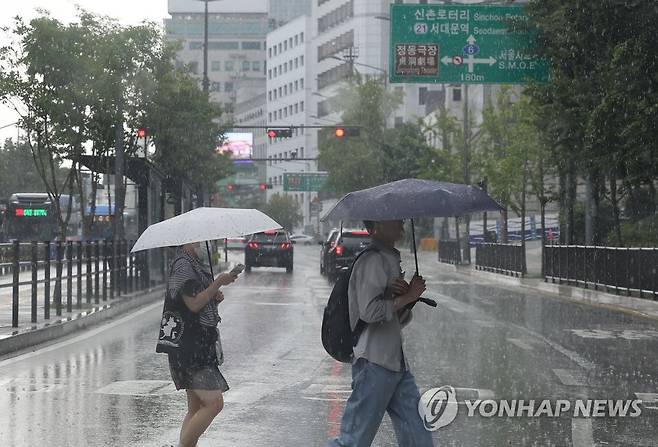 소나기 내리는 서울 시내 (서울=연합뉴스) 류영석 기자 = 서울에 소나기가 내린 6일 오후 서울 새문안로에서 시민들이 우산을 쓴 채 걸어가고 있다. 2023.8.6 ondol@yna.co.kr