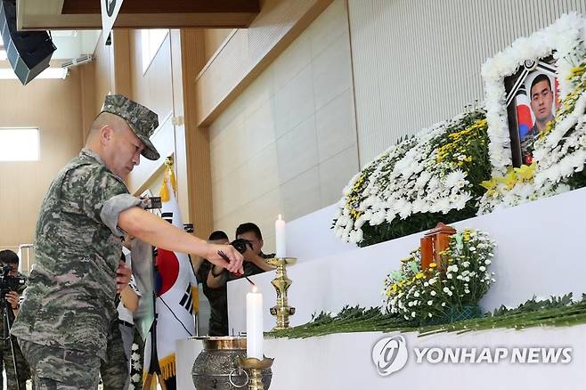 분향하는 해병대 사령관 (포항=연합뉴스) 손대성 기자 = 경북 예천 실종자 수색에 투입됐다가 숨진 고 채수근 상병 분향소가 마련된 포항 해병대 1사단 내 김대식관에서 김계환 해병대 사령관이 분향하고 있다. 2023.7.20 sds123@yna.co.kr