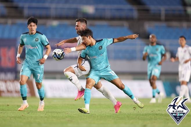 충북청주와 안산의 8일 경기 모습.  [한국프로축구연맹 제공. 재판매 및 DB 금지]