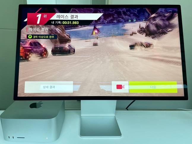 애플 M2 맥 스튜디오로 애플 인기 레이싱 게임인 '아스팔드8'을 플레이한 모습./사진=백유진 기자 byj@
