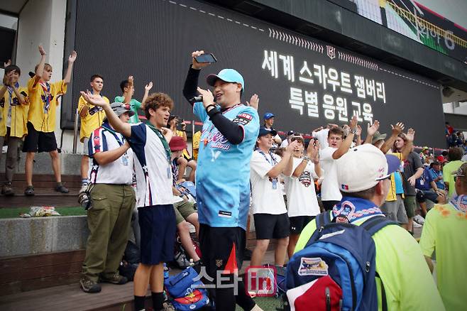 미국과 캐나다에서 온 잼버리 대원들이 수원KT위즈파크에서 열린 프로야구 KT위즈 대 한화이글스 경기에서 응원동작을 배우고 있다. 사진=KT위즈