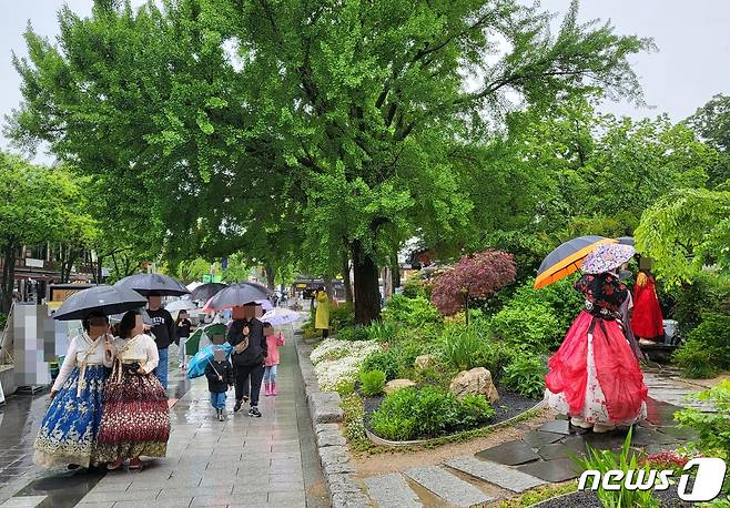 사진은 전북 전주한옥마을에서 관광객들이 봄 정취를 만끽하고 있는 모습ⓒ News1