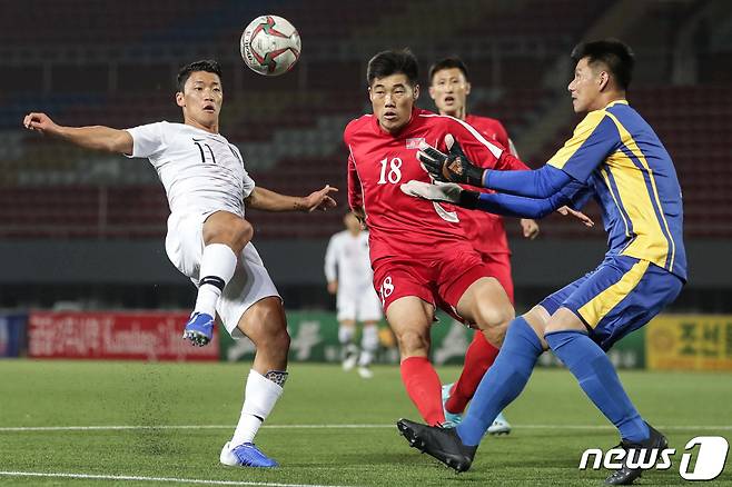 지난 2019년 북한 평양 김일성경기장에서 열린 2022년 카타르월드컵 아시아지역 2차 예선 한국과 북한 간의 경기가 펼쳐지고 있는 모습. (대한축구협회 제공) 2019.10.15/뉴스1 ⓒ News1 성동훈 기자