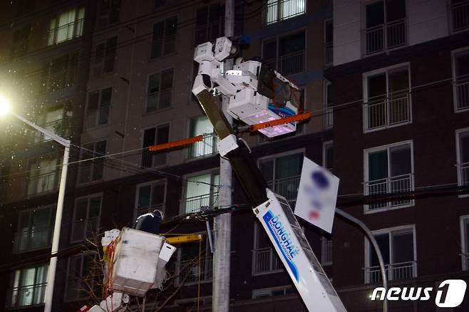 11일 오후 광주 서구 화정동 한 아파트 공사현장에서 외벽 붕괴 사고가 발생, 일대 144호가 정전피해를 겪고 있는 가운데 한전 관계자들이 복구 작업을 하고 있다. 이날 사고로 공사현장 인부 6명이 연락이 두절된 상태다. 2022.1.11/뉴스1 ⓒ News1 정다움 기자