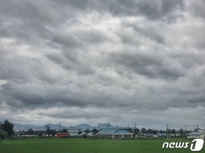 전북 완주 인근에 새카만 구름이 하늘을 뒤덮고 있다.  2023.7.22/뉴스1 ⓒ News1 황덕현 기후환경전문기자