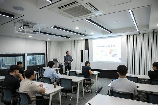 아주산업 사업소 위험성평가 담당자를 대상으로 설명회가 진행되고 있다. [사진 제공=아주산업]