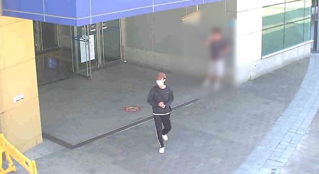 7일 오후 칼을 소지하고 동대구역사를 배회하는 30대 피의자 모습./대구경찰청