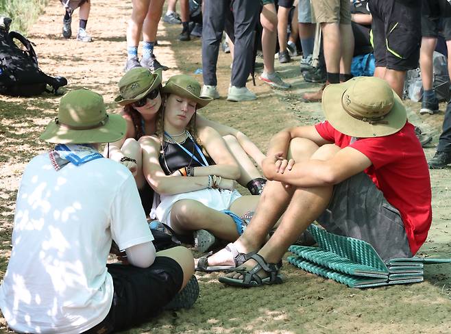 새만금 세계스카우트잼버리에서 조기 철수하는 대원들이 8일 오전 전북 부안군 잼버리 대회장에서 버스를 기다리고 있다. /뉴스1