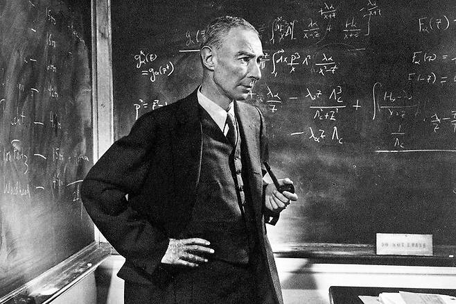 1956년 프린스턴 고등연구소 소장으로 재직 중이던 로버트 오펜하이머 박사. 수식이 적힌 칠판을 배경으로 평생 즐긴 파이프 담배를 들고 있다./Yousuf Karsh/Alamy