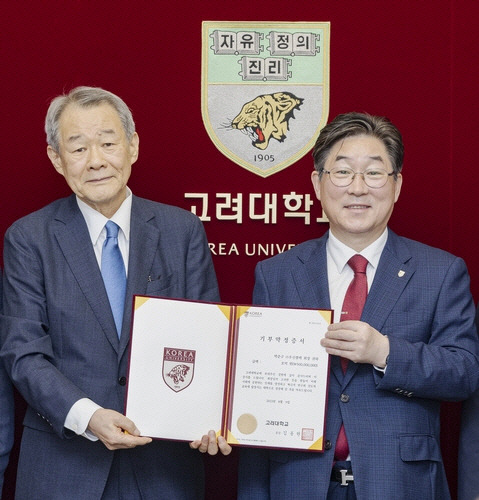 박준구(왼쪽) 우신켐텍 회장과 김동원 고려대 총장[고려대 제공]