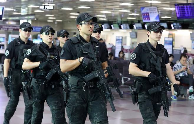 대구공항에 대한 '폭탄테러'와 공항 이용객 불특정 다수를 상대로 '흉기난동'을 예고하는 글이 등장한 7일 오후 경찰특공대가 공항 안을 순찰하고 있다. /사진=뉴스1