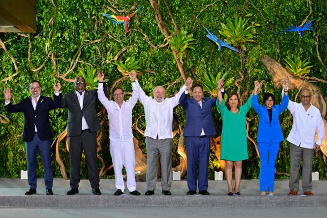 8일 브라질 벨렝에서 열린 남미 8개국 아마존협력기구(ACTO) 정상회의 참석한 (왼쪽부터) 구스타보 만리케 에콰도르 외무장관, 마크 필립스 가이아나 총리, 구스타보 페트로 콜롬비아 대통령, 루이스 이나시우 룰라 다시우바 브라질 대통령, 루이스 아르세 볼리비아 대통령, 디나 볼루아르테 페루 대통령, 델시 로드리게스 베네수엘라 부통령, 알베르트 람딘 수리남 외무장관이 손을 맞잡고 들어보이고 있다. 벨렝=AFP 연합뉴스