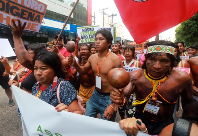 8일 아마존협력기구(ACTO) 정상회의가 열린 브라질 벨렝에서 아마존 원주민들이 아마존 보호를 요구하며 집회에 나서고 있다. 벨렝=AP 연합뉴스
