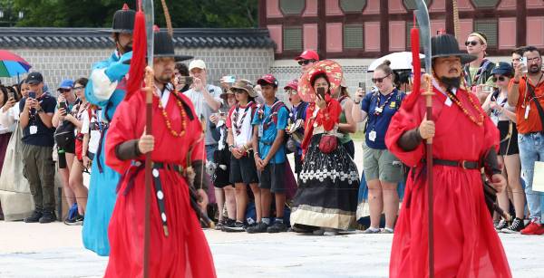 <yonhap photo-2754="">7일 수문장 교대의식 지켜보는 영국 스카우트 대원들. 연합뉴스&nbsp;</yonhap>