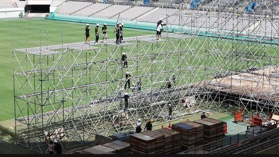 8일 서울 마포구 서울월드컵경기장(상암경기장)에서 2023 새만금 세계 스카우트 잼버리의 하이라이트 행사인 'K팝 슈퍼 라이브' 콘서트를 위한 무대가 설치되고 있다.   연합뉴스