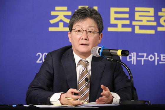 유승민 전 의원이 지난 1월 대구 남구 이천동 대구아트파크에서 열린 대구·경북 중견언론인모임 아시아포럼21 주최 '제110회 릴레이 정책토론회'에 참석해 질의에 답하고 있다. 뉴스1