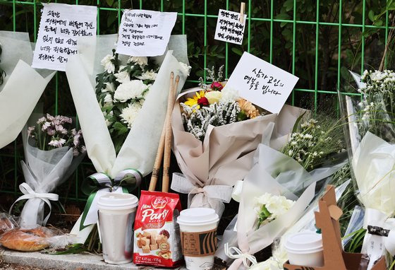 경기도 성남시 서현역 한 대형 백화점 인근에 지난 3일 발생한 '분당 차량 돌진 및 흉기 난동'으로 사망한 피해자를 추모하는 꽃다발과 커피 등이 놓여 있다.연합뉴스