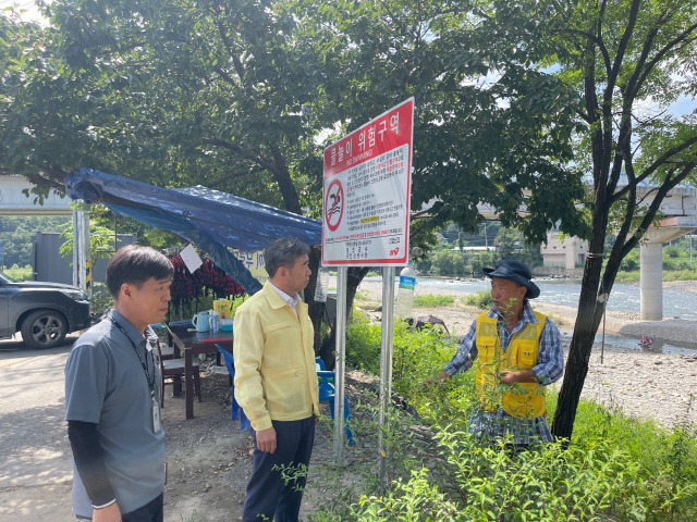 ▲ 오흥수 부군수는 지난 7일 태풍대비 지역내 물놀이 관리지역 및 재해취약지역을 점검했다.