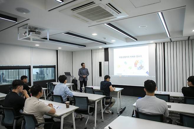 아주산업 사업소 위험성평가 담당자 설명회 현장. 아주 제공