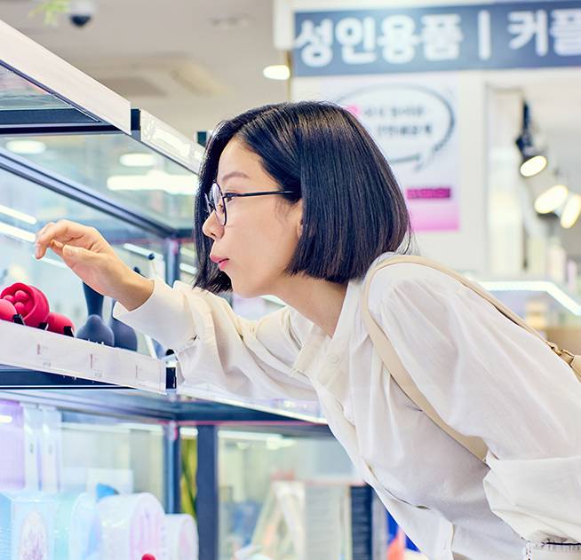 ENA 드라마 <남남> 스틸컷, 엄마 은미는 성적 욕망을 거세하지 않고 그대로 인정하고 드러낸다.