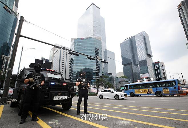 지난 6일 서울 강남역 교차로에서 중무장한 경찰특공대원들이 비상근무를 하고 있다. 서성일 선임기자