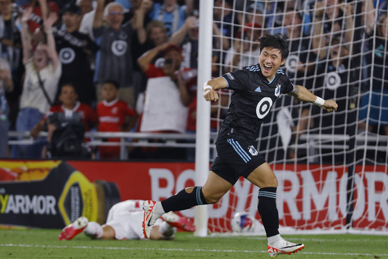 Minnesota United's Jeong Sang-bin celebrates after scoring the winning penalty during a penalty shootout against Mexican side Toluca in the round of 16 at the 2023 Leagues Cup in St. Paul, Minnesota on Tuesday. Minnesota won the game 4-2 on penalties and advanced to the quarterfinals where they will face Nashville SC on Thursday. [AP/YONHAP]