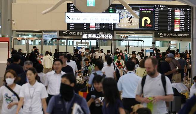  제6호 태풍 '카눈'이 한반도 상륙을 앞둔 가운데 9일 오전 제주국제공항 출발층이 떠나는 관광객 등으로 북적이고 있다.