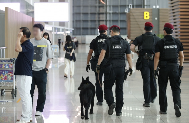 인천국제공항 제2터미널에 무장한 경찰특공대원들이 순찰을 돌고 있다. 뉴시스