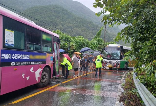 9일 오후 전남 순천시 서면 운평리 도로에서 2023 새만금 세계 스카우트 잼버리에 참가했다가 조기 퇴영해 순천을 방문한 스위스 스카우트 대원들이 타고 있던 관광버스가 시내버스와 충돌하는 사고가 발생했다. 전남소방본부 제공