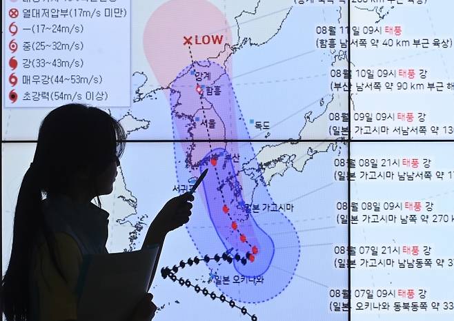 ▲제6호 태풍 카눈이 한반도로 북상하고 있는 7일 오후 경기도 수원시 권선구 수도권기상청에서 예보관이 태풍의 이동경로를 분석하고 있다./사진=뉴시스