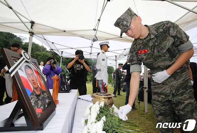 고(故) 채수근 해병대 1사단 포병대대 상병의 안장식이 22일 오후 대전 유성구 국립대전현충원 장병 4묘역에서 거행된 가운데 해병대 장병들이 헌화하고 있다. /사진=뉴스1