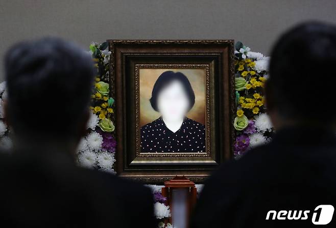 (성남=뉴스1) 김영운 기자 = 8일 오전 경기 성남시 분당구 분당제생병원 장례식장에서 '서현역 묻지마 흉기난동' 사건 희생자 60대 여성A씨의 발인식이 엄수되고 있다. 2023.8.8/뉴스1  Copyright (C) 뉴스1. All rights reserved. 무단 전재 및 재배포 금지.