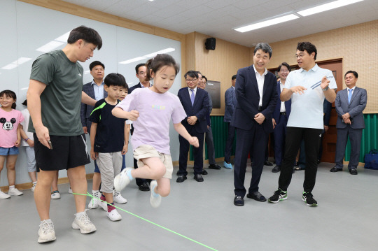 늘봄학교 프로그램 참관하는 이주호 부총리 이주호 부총리 겸 교육부 장관이 9일 충남 천안 불당초등학교를 방문해 늘봄학교 프로그램을 참관하고 있다. 뉴시스